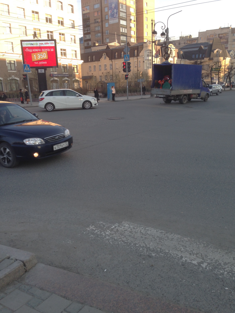 Illustration for article titled Photos I took of cars when I was in Russia